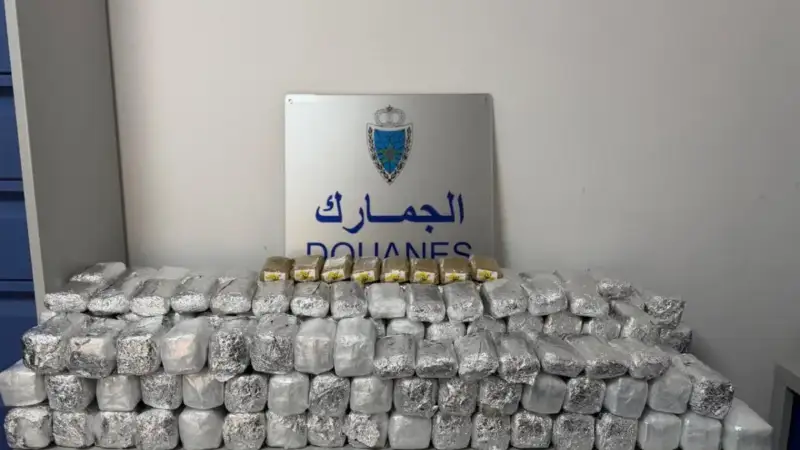 إحباط تهريب 48 كيلوغراما من مخدر الشيرا بمعبر باب سبتة وتوقيف سائق سيارة مرقمة بإسبانيا
