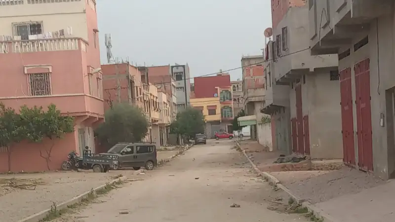 القصر الكبير… تجزئة بلاد الهواري بين مطرقة انعدام الإنارة العمومية وسندان التداعيات الأمنية