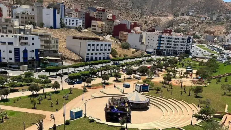 شبهات استغلال الملك العمومي بالحسيمة تعيد ملف الرخص إلى الواجهة وتُحرّك مطالب التحقيق
