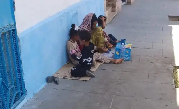 صرخات أم وثلاثة أطفال بشارع عبد الكريم الخطابي بالحسيمة تثير الجدل.. أين تدخل السلطات؟
