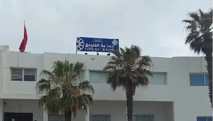 فضيحة نفقات بجماعة الفنيدق تثير الجدل.. آلاف قنينات المياه والحلويات تحت مجهر التساؤلات